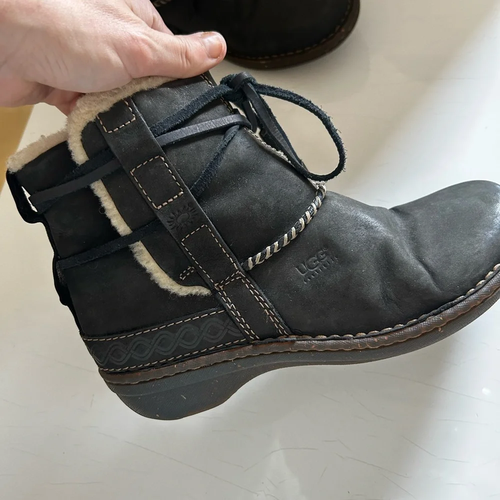 UGG Cove Black Size 8 Suede Shesrling Cream Lining Ankle Winter Boots